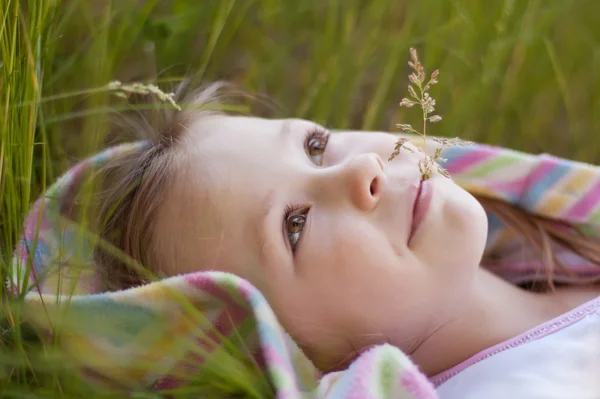 Jong meisje in het gras — Stockfoto