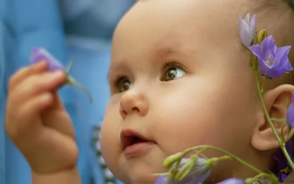 Красивая маленькая девочка с цветком — стоковое фото