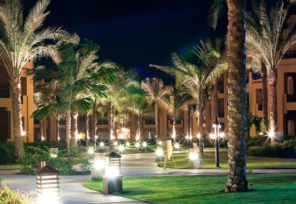 Vista notturna sul giardino dell'hotel — Foto Stock