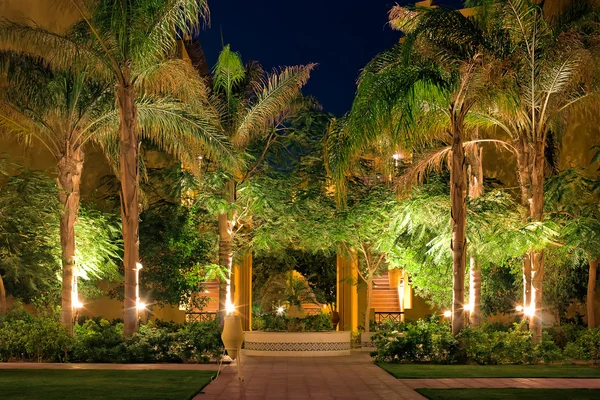 Nachtansicht auf den Garten des Hotels — Stockfoto