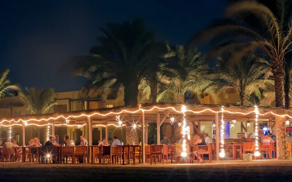 Otel yakınındaki bir kafede yaz akşamları — Stok fotoğraf