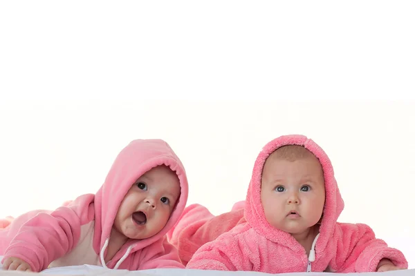 Dvě malé holčičky v růžové kombinézy — Stock fotografie