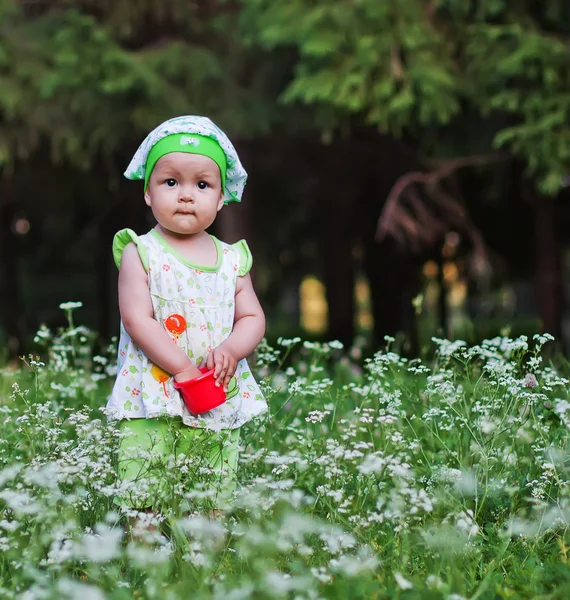 A little girl gathers berries — Stock Photo, Image