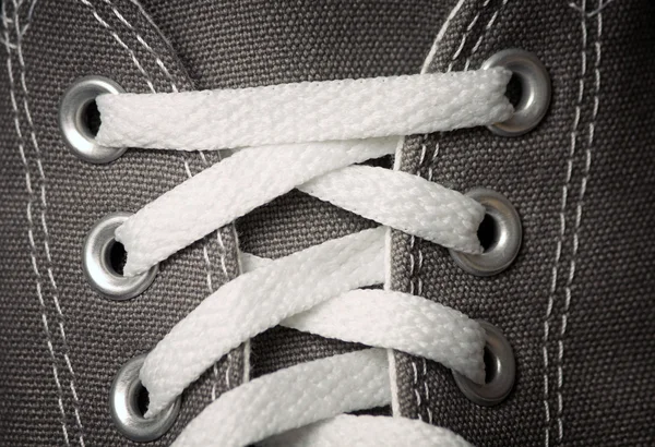 Zapatillas de deporte grises calzado juvenil clásico en fondo negro —  Fotos de Stock
