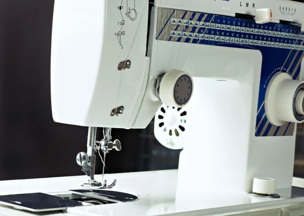 Máquina de coser, hilo y aguja herramienta de trabajo — Foto de Stock