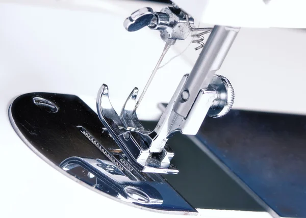 Costurar máquina, fio e agulha ferramenta de trabalho — Fotografia de Stock
