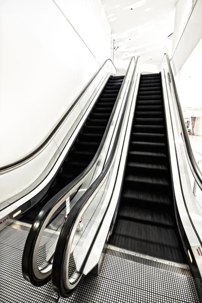 Scala dell'aeroporto corridoio sopraelevato a piedi coperta — Foto Stock