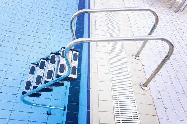 Blue luxury swimming pool full of water — Stock Photo, Image