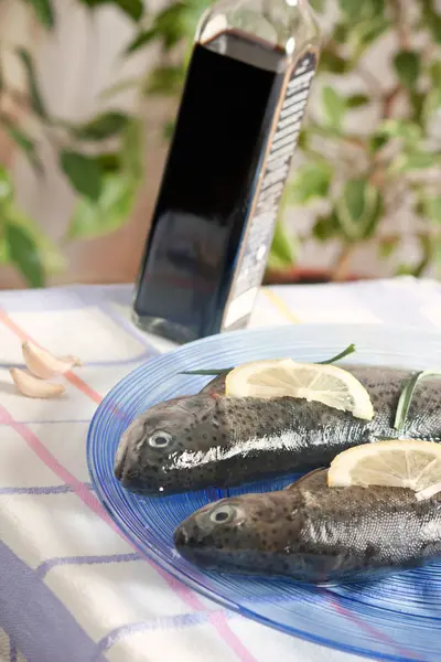 Pescado de trucha comida sana para cenar con limón — Foto de Stock