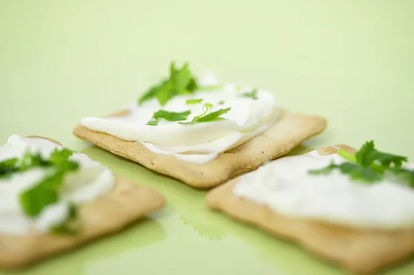 Thin crackers with cream cheese — Stock Photo, Image