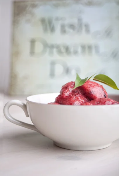 草莓 & 黑莓果汁冰糕 — 图库照片