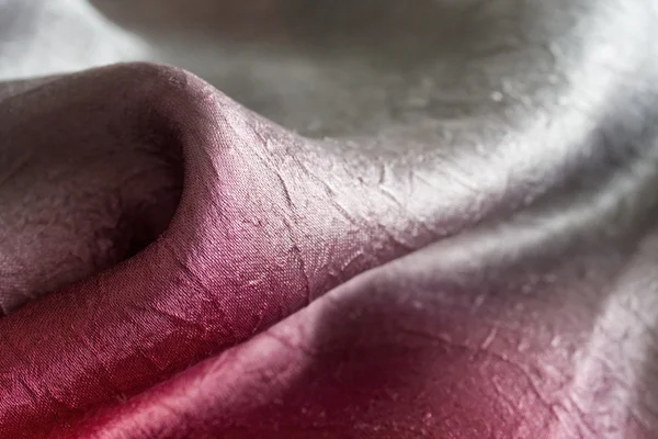 Şehvetli kırmızı ve gümüş ipek kumaş — Stok fotoğraf
