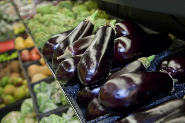 Magasin de légumes avec aubergines — Photo