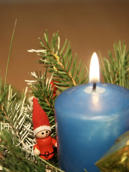蓝色蜡烛圣诞节装饰 — 图库照片