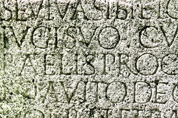 Λατινικά γράμματα, λαξευμένη σε πέτρα — Φωτογραφία Αρχείου