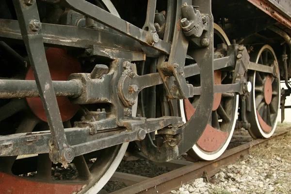 Velho trem na plataforma — Fotografia de Stock