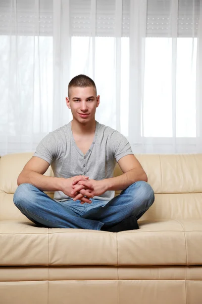 Junger Mann Posiert Mit Yoga Auf Dem Sofa — Stockfoto