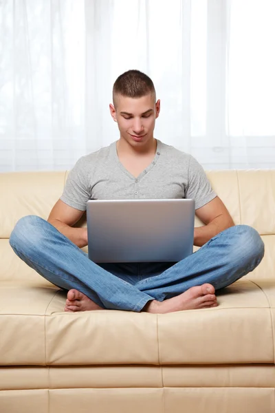 Hombre guapo escribiendo un mensaje en su portátil —  Fotos de Stock