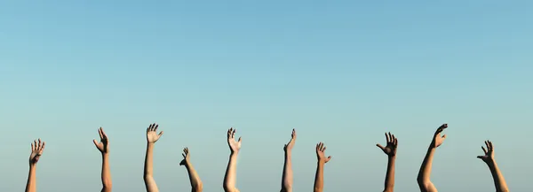 Σηκώνουν τα χέρια σας - ανατριχιαστικός μπλε — Φωτογραφία Αρχείου