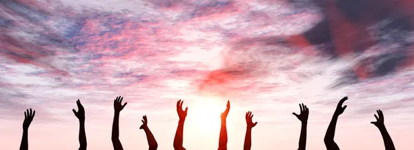 Upp med händerna - solnedgång scen — Stockfoto
