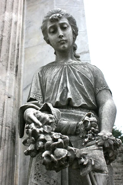 Статуя на кладбище — стоковое фото