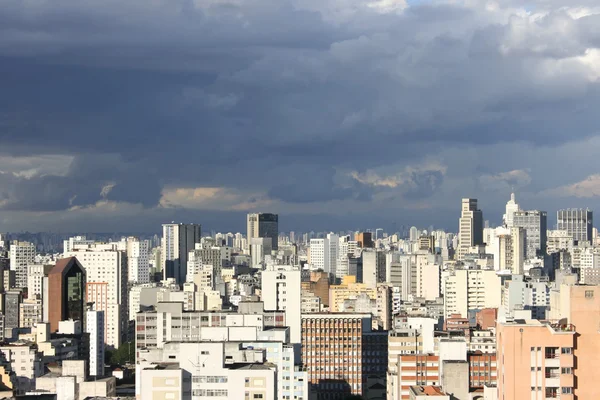 Ciel noir au-dessus de Sao Paulo — Photo