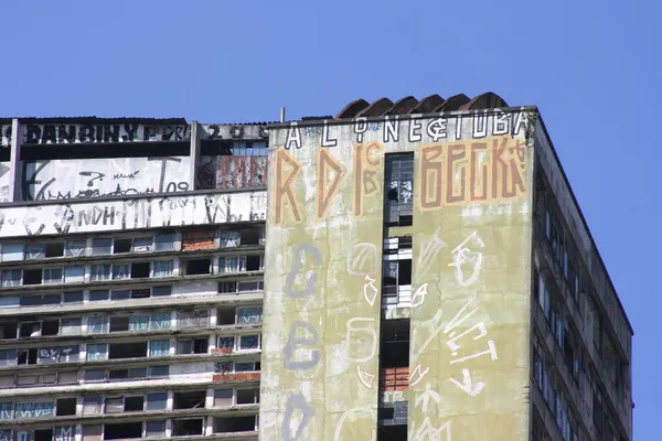 Фасад разрушенного здания в Сан-Паулу — стоковое фото