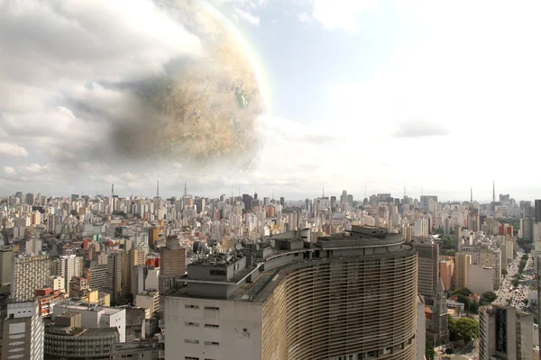 Planeta extraterrestre sobre Sao Paulo — Foto de Stock