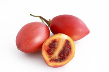 Beyaz arka plan üzerinde tamarillo