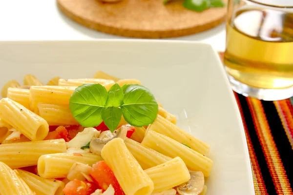 Italské Těstoviny Rajčaty Mozzarellou Houbami — Stock fotografie