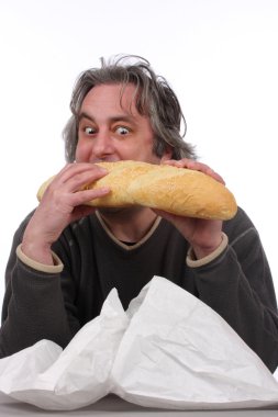 genç adam yeme büyük ekmek