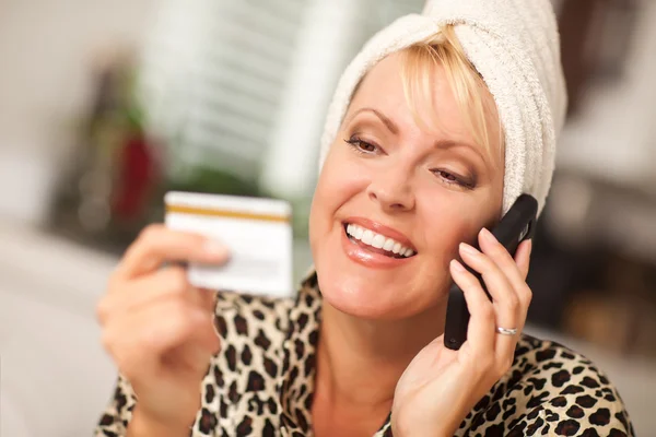 Donna vestita sorridente sul telefono cellulare con carta di credito — Foto Stock