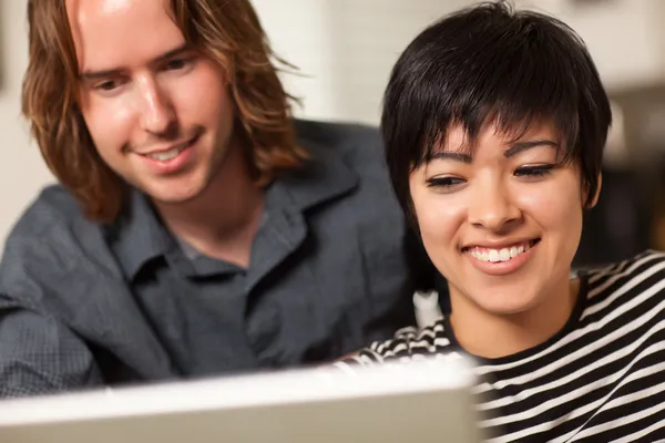 Χαρούμενος νεαρός άνδρας και γυναίκα, χρησιμοποιώντας φορητό υπολογιστή μαζί — Φωτογραφία Αρχείου