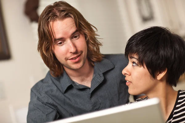 Szczęśliwy młody mężczyzna i kobieta za pomocą laptopa ze sobą — Zdjęcie stockowe