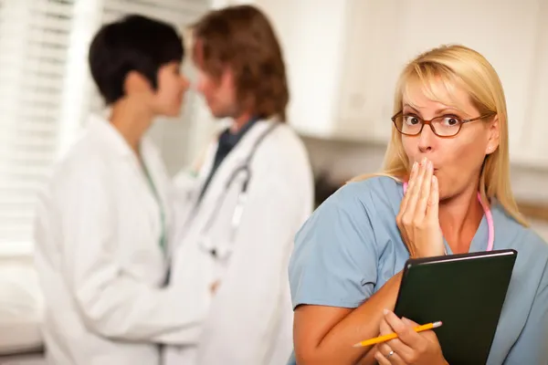 Oroade medicinska kvinna vittnen kollegor inre office romance — Stockfoto