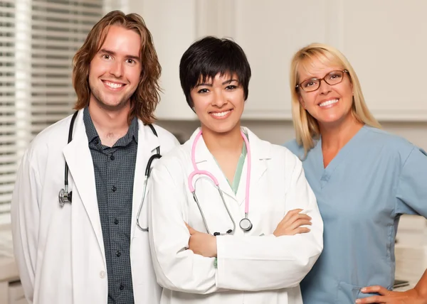 Trois hommes et femmes souriants médecins ou infirmières — Photo