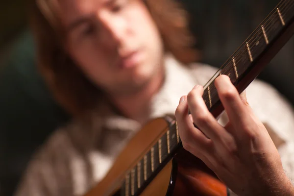 Jonge muzikant speelt zijn akoestische gitaar — Stockfoto