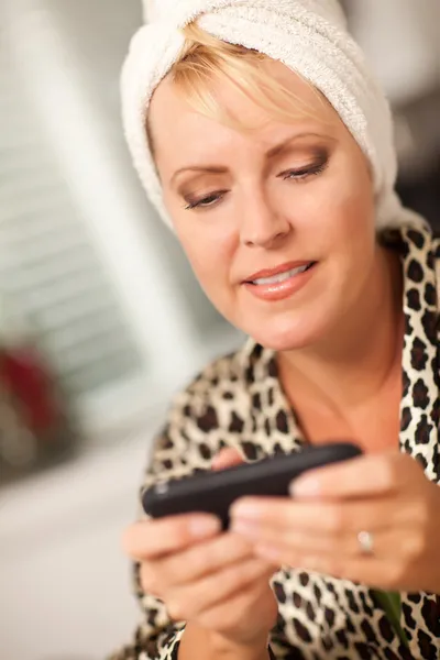 有吸引力的女人与她的手机发的短信 — 图库照片