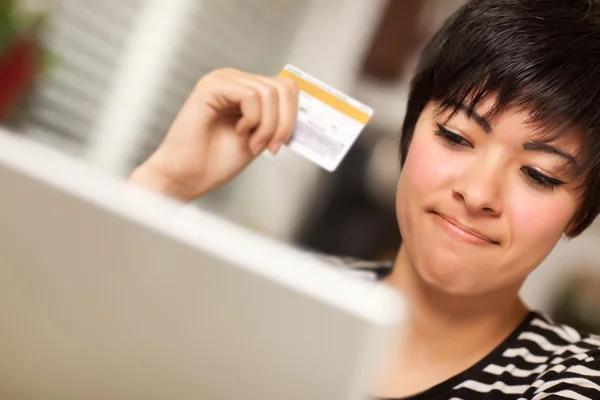 Többnemzetiségű nő holding hitelkártyát használ laptop mosolygott — Stock Fotó