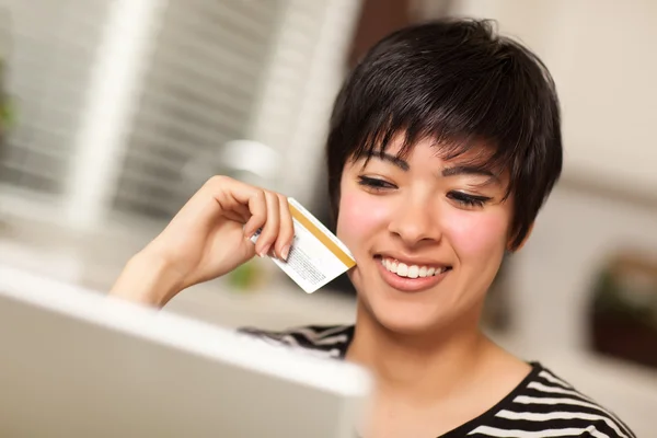 Sorrindo Multiétnico Mulher Segurando Cartão de Crédito Usando Laptop — Fotografia de Stock