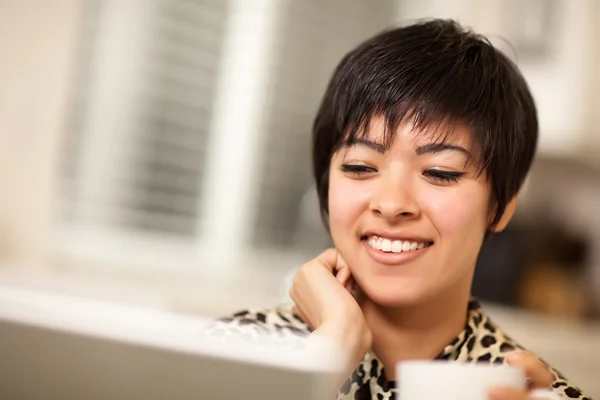 Αρκετά χαμογελαστό πολυεθνική γυναίκα χρησιμοποιώντας φορητό υπολογιστή — Φωτογραφία Αρχείου