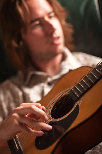 Jovem músico toca guitarra acústica — Fotografia de Stock