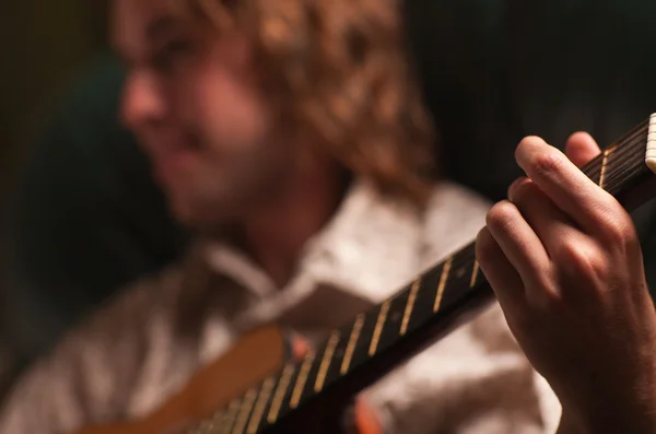 Молодий музикант грає свою акустичну гітару — стокове фото