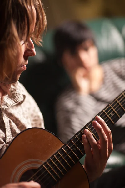 Giovane musicista suona la sua chitarra acustica come amico Ascolta — Foto Stock