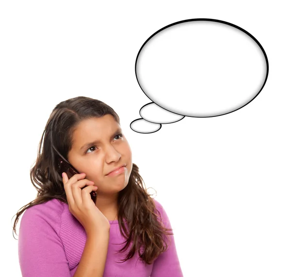 Fronsen hispanic tiener leeftijd meisje op telefoon met lege gedachte bub — Stockfoto