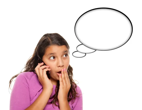 Geschokt hispanic tiener leeftijd meisje op telefoon met lege gedachte bubb — Stockfoto