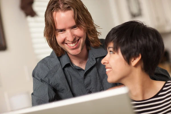Щасливий молодий чоловік і жінка використовують ноутбук разом — стокове фото