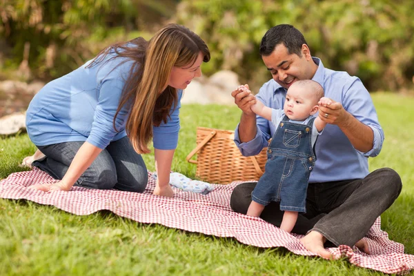 Fröhliche Mischlingsfamilie spielt im Park — Stockfoto