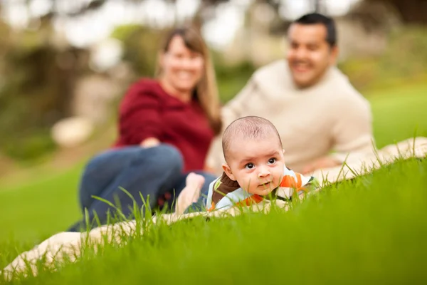 Menino feliz e pais de raça mista brincando no parque — Fotografia de Stock