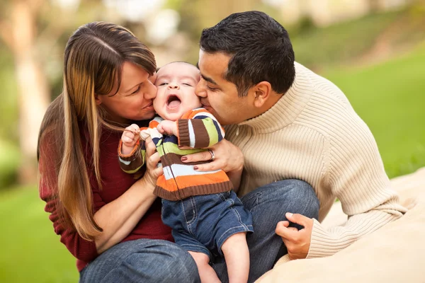 Šťastný smíšené rasy rodiče hrát s jejich synem — Stock fotografie